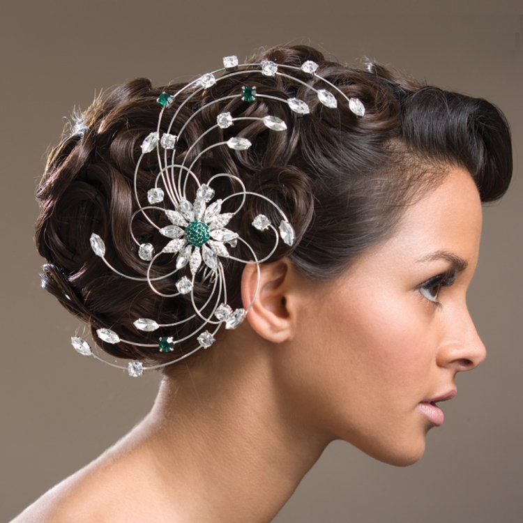 umelecké updo s nádhernými vlasovými doplnkami plesové účesy-glamour-dlhé vlasy-updos-vlasové doplnky-umne-slávnostné