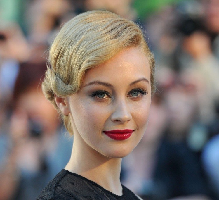 elegantný kolíčkový účes v štýle 20. rokov plesové účesy-20-te-elegantné-updos-bočné lúčenie