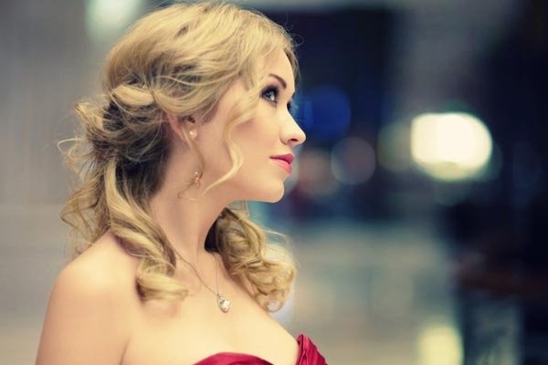Kudrlinky spletené účesy updos-nápady abiball Úpletové účesy updo nápady účesov plesové tendencie