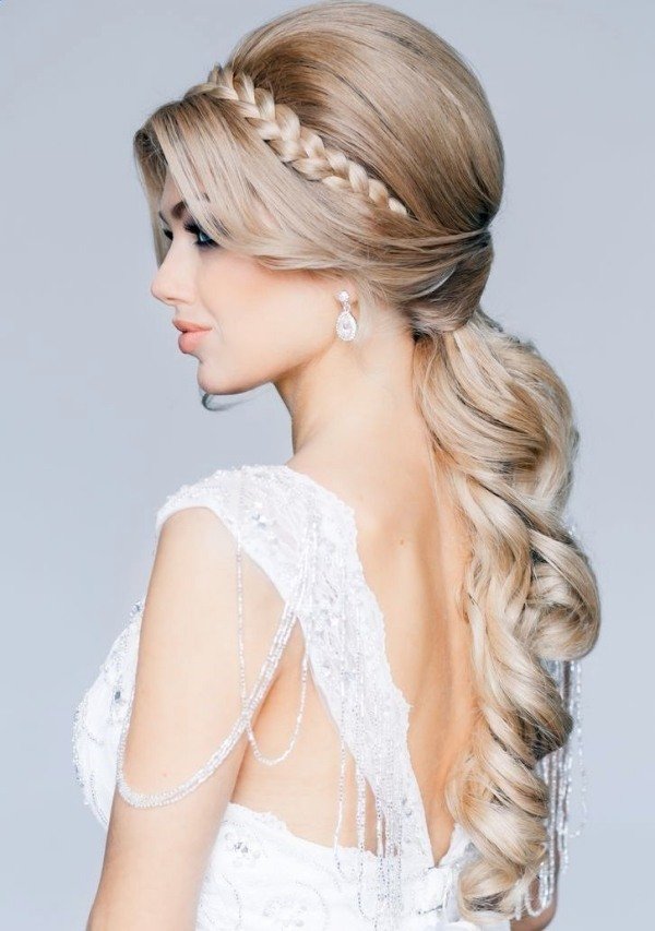 Romantický účes-čelenka vrkoč-vrkoč kučeravý-elegantný Účes-na svadobnú pásku do vlasov spletený vrkoč stočený