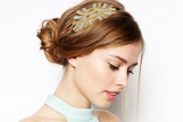 Updo účesy pre prom diadém s luxusnými kamennými doplnkami Updo účesy plesový vzhľad vlasový doplnok diadém s kamienkami