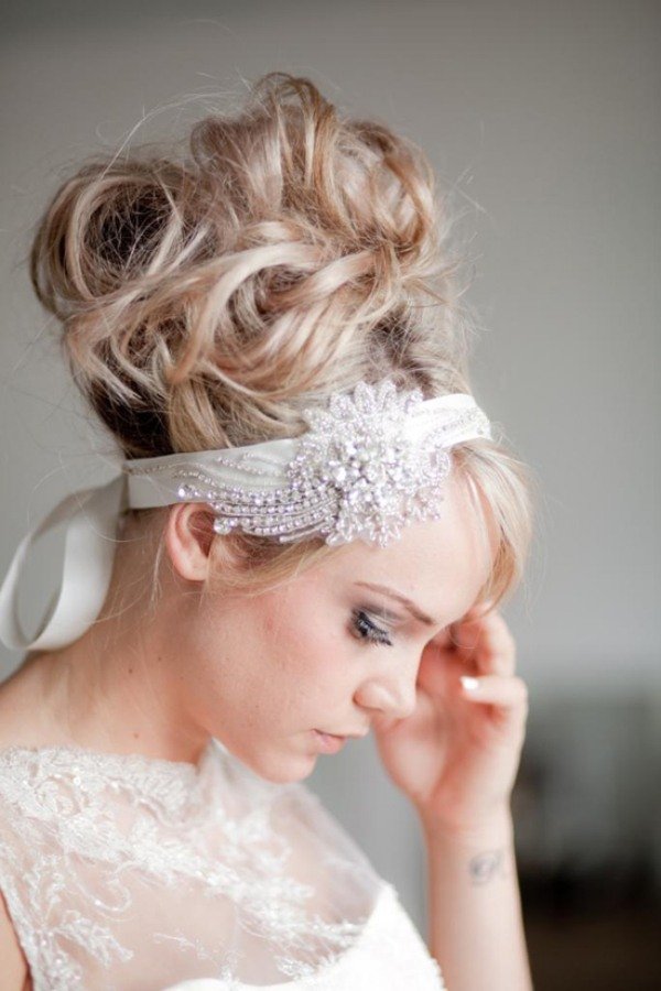 Elegantné vlasové doplnky-plesový outfit romanticko-hravý nápady na vlasy diadém svadobné účesy plesový outfit romanticko-hravý
