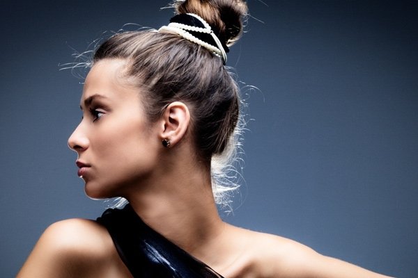 Nápady-klasický updo ples-elegantné šaty-vlasové doplnky perlový náhrdelník Bun updo prom nápady elegantné šaty vlasové doplnky perlový náhrdelník