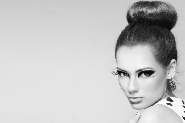updo klasický drdol ples dámy outfit umelé mihalnice updos drdol promócia ples dámy outfit umelé mihalnice