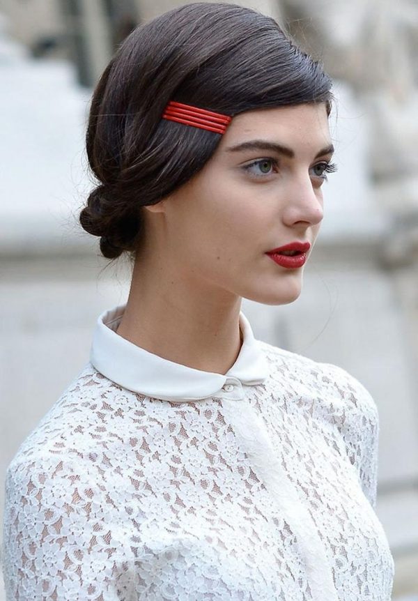 klasický účes-konzervatívny look-ofina s červenými sponkami do vlasov nápady účes retro vzhľad ofina s bobby pin zovretými červenými perami