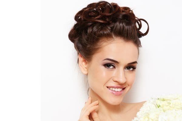 nápady na úpravu vlasov elegantné-špeciálne príležitosti-updos-účesy nápady na ples elegantný make-up špeciálne príležitosti-aktualizácie