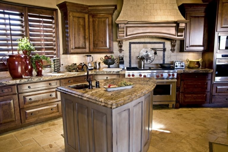 kuchyňa s ostrovom okolo béžového dreva v štýle hnedého dreva