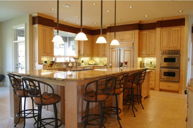 nápady svetlého prírodného dreva pre tradičný dizajnérsky kuchynský ostrov