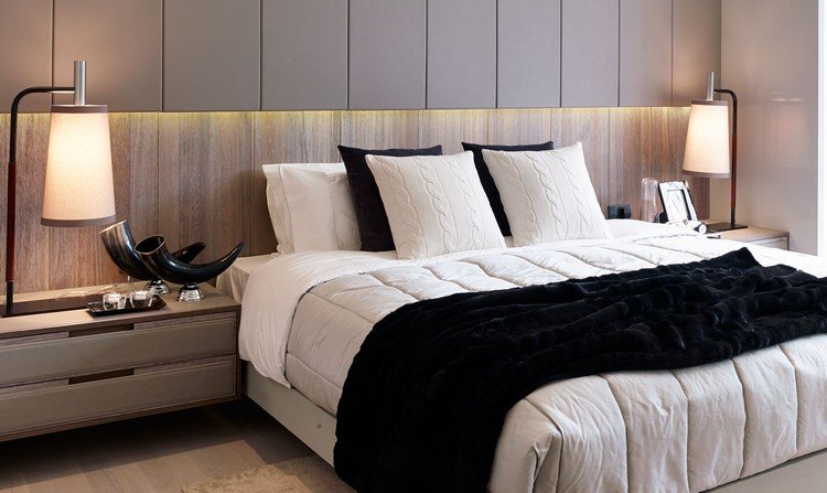 Drevené stenové panely, nástenné skrinky a LED pásy spálne-nápady-zariaďovanie-drevené-stenové-panely-závesné-závora-taupe-led-osvetlenie