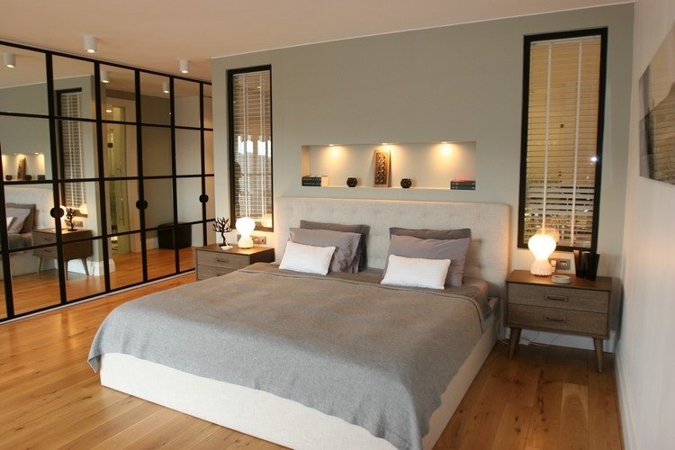 Šatníková skriňa so zrkadlovými prednými stranami spálne-nápady-zariaďovací-šatník-zrkadlo-predné-osvetlenie