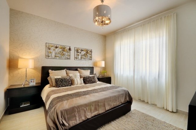 stena v spálni dizajn tapeta hnedá čierna laminátová podlaha spálňa-stena-dizajn-tapeta-hnedo-čierna-laminátová podlaha