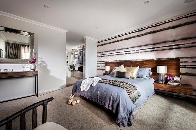 integrovaná stena v spálni, dizajn tapety, posteľ, drevená hlavová polica spálňa-stena-dizajn-tapeta-posteľ-drevo-čelo postele-polica-integrovaná