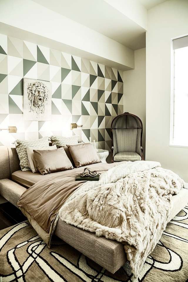 dizajn steny spálne geometrický vzor hnedá krémová spálňa-stena-dizajn-geometrický vzor-hnedá-krémová