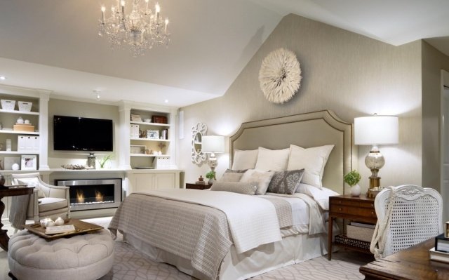 spálňa krémová čalúnená posteľ vysoký krb televízna stena spálňa-krémovo čalúnená posteľ-vysoký krb-tv-stena