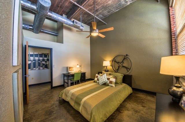 dizajn spálne zelený nábytok v industriálnom štýle dizajn spálne-zelený-industriálny štýl