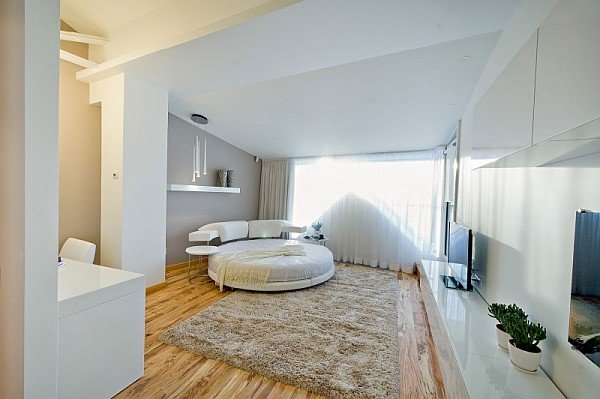 biela spálňa drevená podlaha taupe stena farba okrúhla posteľ biela-spálňa-drevená podlaha-taupe-stena-farba-okrúhla posteľ