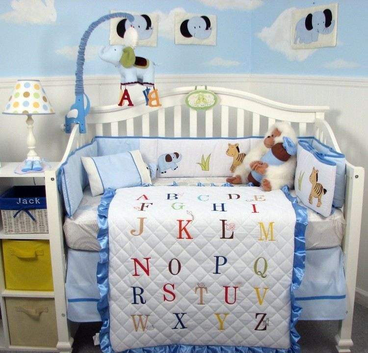 nápady na bývanie-detská izba-chlapec-písmená-deka-patchwork-plyšové-hračky-hračky