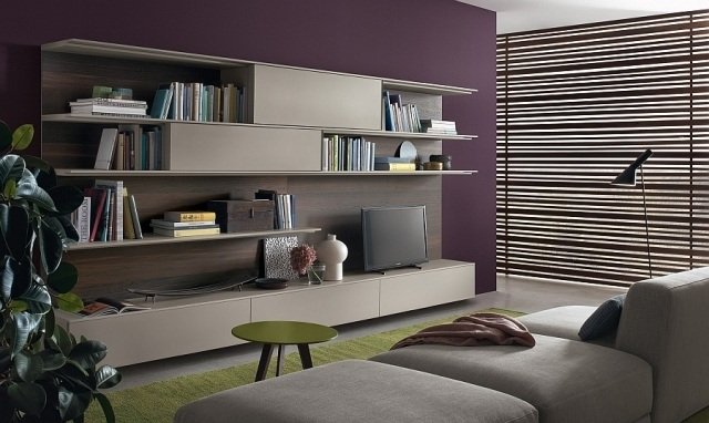 obývačka-maľovanie-nápady-purpurovo-béžová-nástenné police