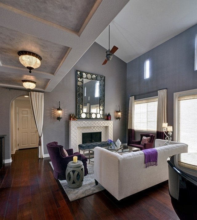 akcenty do obývačky-stena-farba-sivá-biela-sedačka-purpurová-kreslo