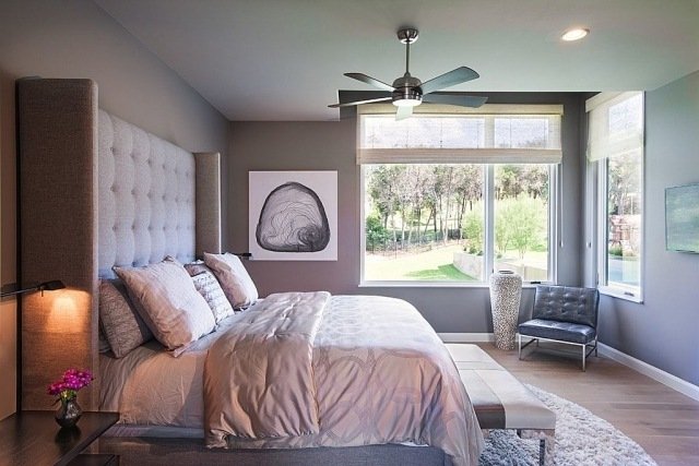 Odstráňte nápady na izbu sivou čalúnenou posteľou a vysokou hlavou