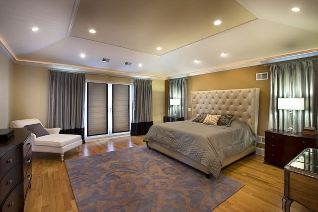 spálňa-stena-farba-okrová-strop-dizajn-osvetlenie