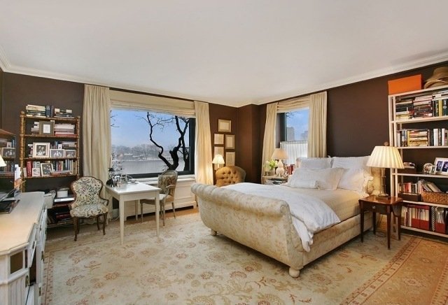 spálňa-čokoláda-hnedá-stena-farba-krém-nábytok