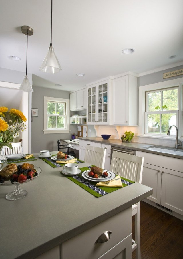 kuchyňa-stena-farba-svetlo šedá-ostrov-jedálenský kút