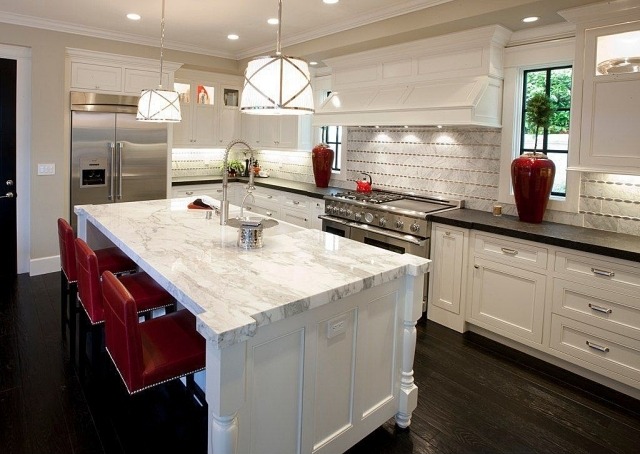 kuchyňa-farba na stenu-krém-biela-ostrov-pracovná doska-mramor