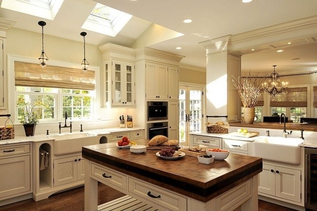 kuchyňa-ostrovný-vidiecky-štýl-biele-svetlíky