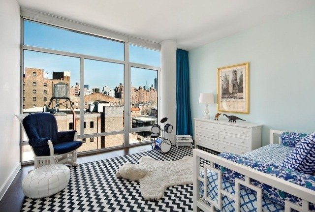 spálňa-miestnosť pre mládež-biela-modrá-strop-vysoké-okno