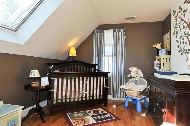 Detská izba-detská izba-strecha sklon-biela-stena-farba-tmavošedá