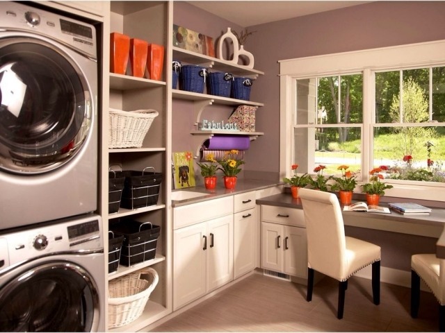 dom-kancelária-umývanie-kuchyňa-stena-farba-taupe-biely-nábytok