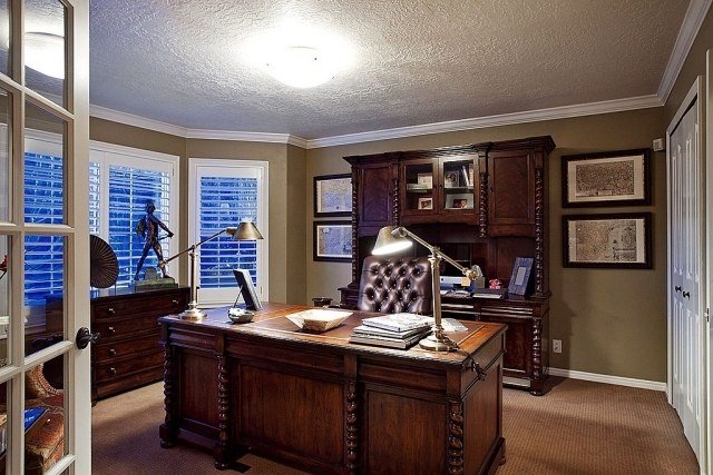 domáca kancelária-nábytok z masívu-farba na stenu-zemitý tón