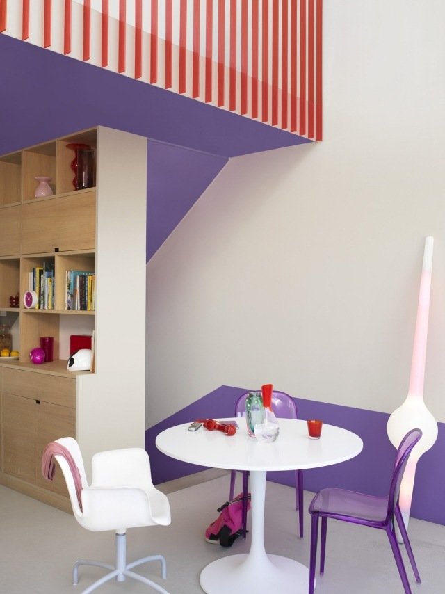 jedálenský kút-maľba-nápady-purpurové-akcenty-biela-stena