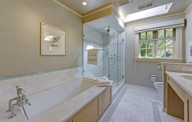 kúpeľňa-maľovanie-nápady-svetlo-béžová-biela-dlaždice-sklenená sprcha