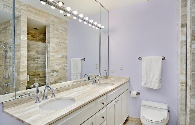 maľovanie do kúpelne-nápady-orgován-biely-nábytok-obkladačky-mramorová optika