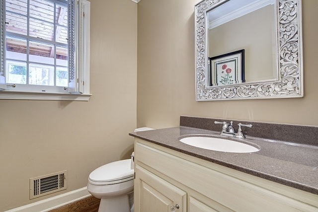 kúpeľňa-maľba-béžová-stena-farba-vinobranie-zrkadlo