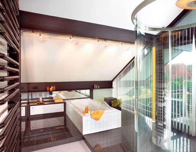 kúpeľňa-šikmá strecha-vaňa-sklenená sprcha-okrúhla