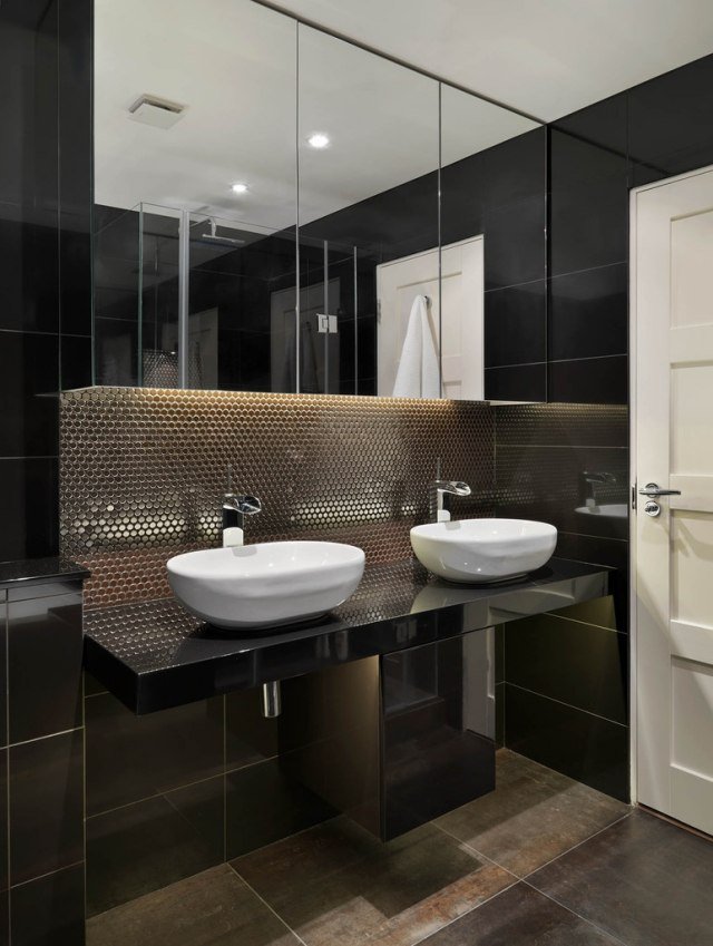 kúpeľňa-tmavé-dlaždice-kov-vzhľad-dvojité-márnosť-zrkadlo-skriňa