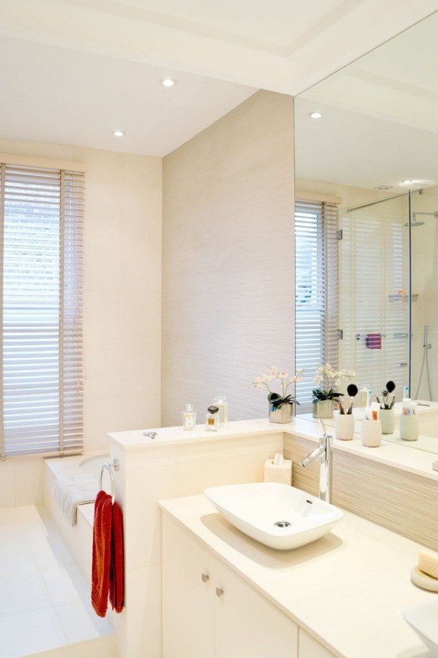 kúpeľňa-ecru-krémová-farba-vaňa-vaňa-okenné rolety