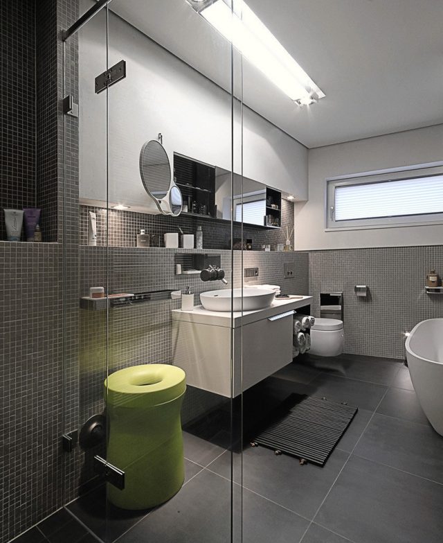 kúpeľňa-šedá-stena-mozaika-obklad-stena-márnosť-skriňa