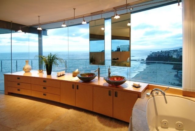 luxusná kúpeľňa-drevená-márnosť-úložný-priestor-okrúhle pultové umývadlo