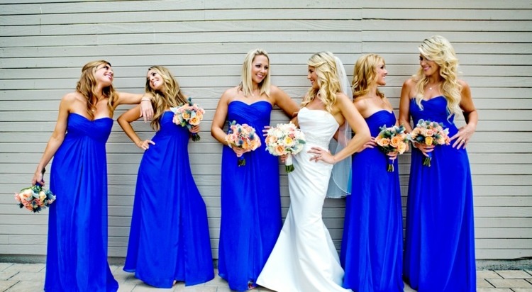 Elegantné šaty pre družičku v žiarivej kráľovskej modrej šaty pre družičku obrázky kráľovská modrá kytica vinobranie ruža