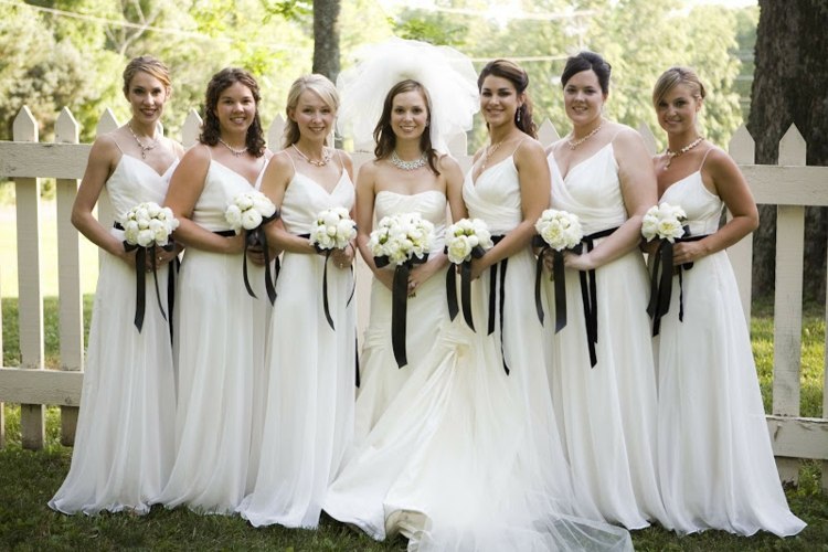 Šaty pre družičku sú rovnakej farby ako svadobné šaty šaty družičiek obrázky biele čierne stužky straeusse elegantné