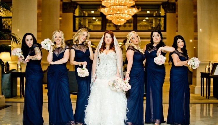 Svadobné šaty v tmavo modrej farbe sú veľkým kontrastom k svadobným šatám šaty pre družičky obrázky tmavo modré dlhé šaty elegantné nevesty biele