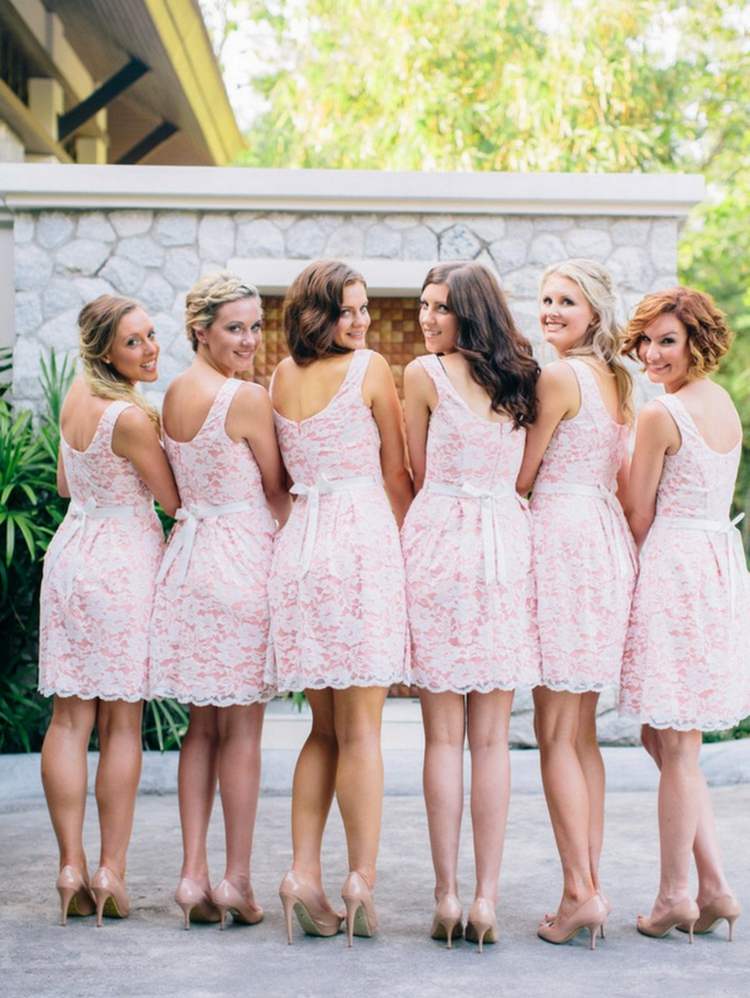 Romantické šaty pre družičku v ružovej farbe s čipkou vo vintage štýle šaty pre družičku obrázky ružová biela čipka krátke topánky na podpätku