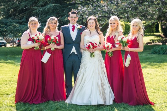 červené šaty pre družičku dlhé s ramienkami šaty pre červenú družičku-dlhé-s-ramienkami-rovnaké