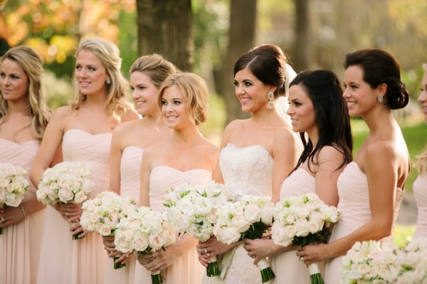 svetlo ružové šaty pre družičku prehodené z ramena vyzerajú rovnako ružovo-svetlo-ružové-družičkové-šaty-prehodené-mimo-ramena-vzhľad