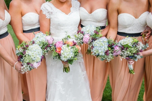 broskyňová sukňa biele vrchné šaty pre družičku alternatívne broskyňová sukňa-biela-top-družička-šaty-alternatíva