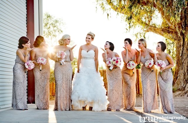 nahé šaty vzorované po zem, rovnaký model nahé šaty-vzorované-po podlahe-rovnaké-modelky